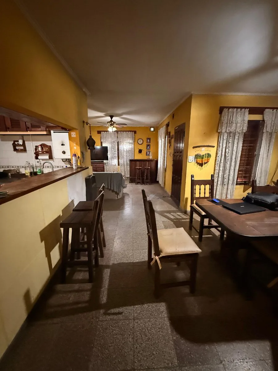 EN VENTA CASA DE 4 DORMITORIOS + COCHERAS foto 5