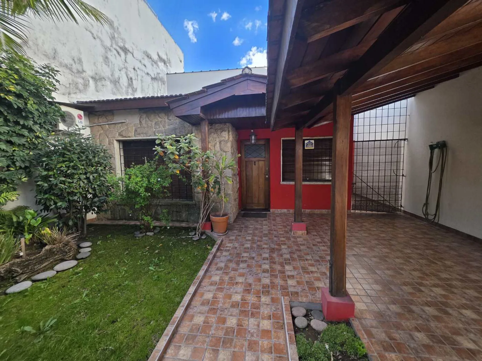 Casa  4 amb. ,garage , patio c/parrilla y terraza foto 2
