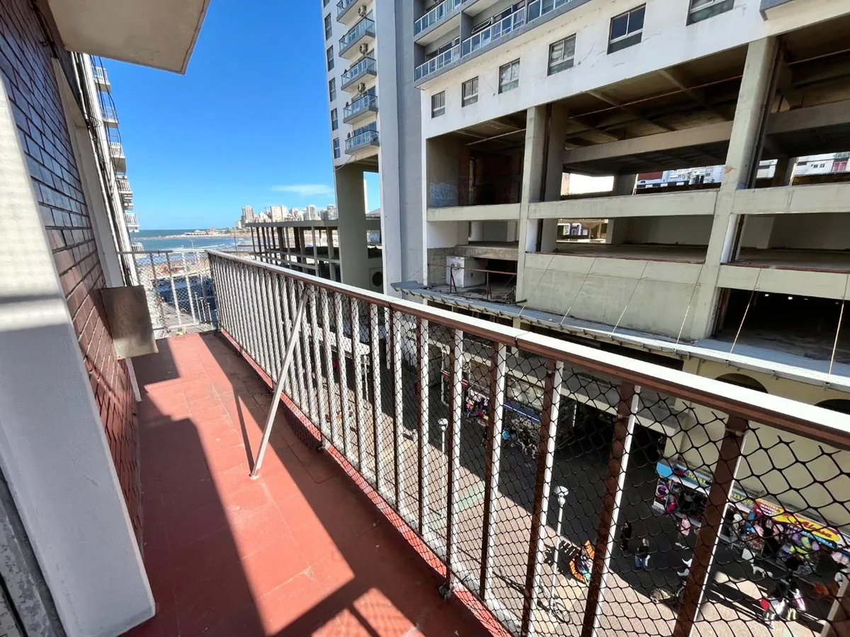DPTO 3 AMB EN VENTA EN CENTRO AL FRENTE CON BALCON foto 2