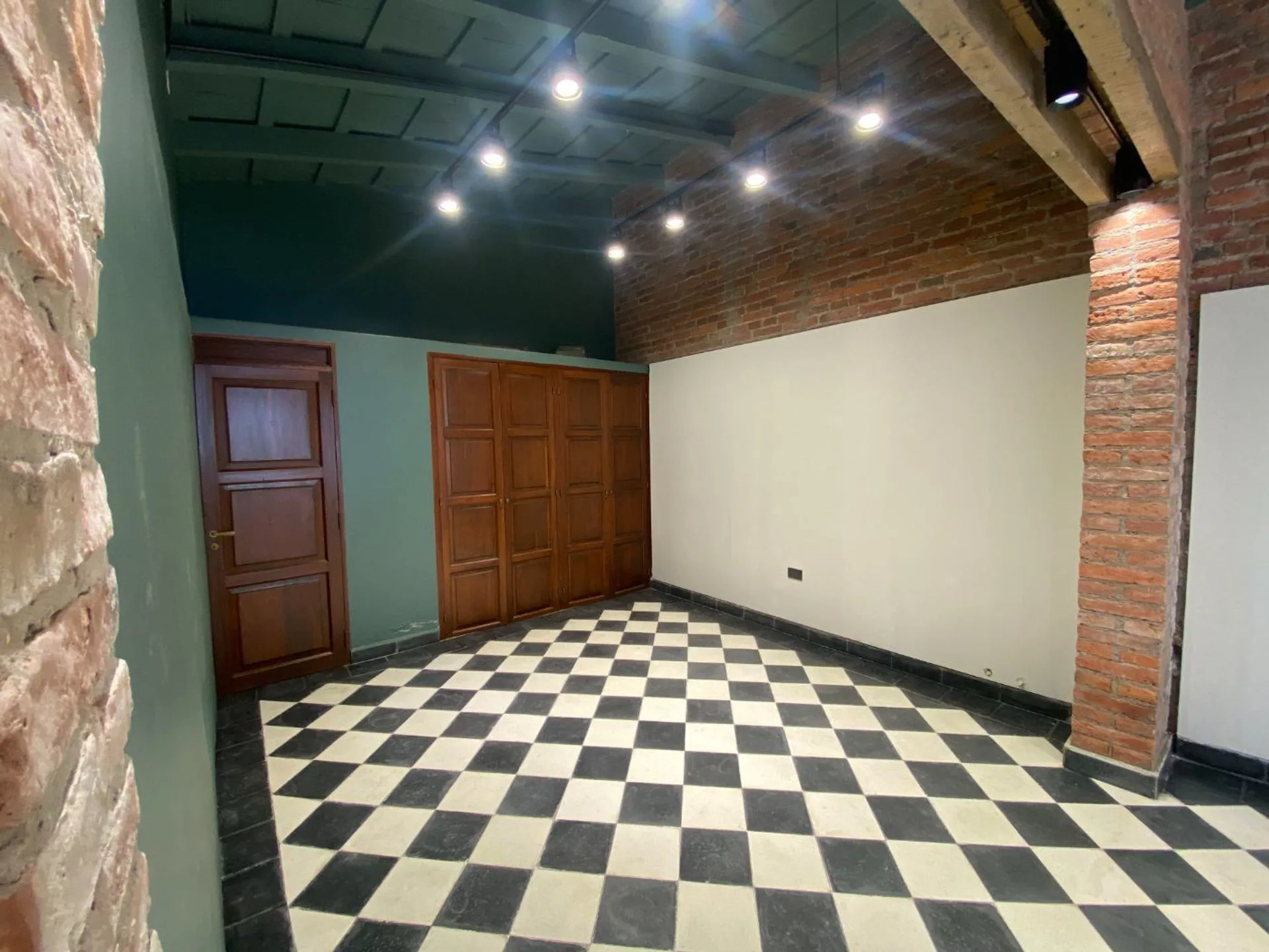 Alquiler de local comercial estudio macrocentro foto 4