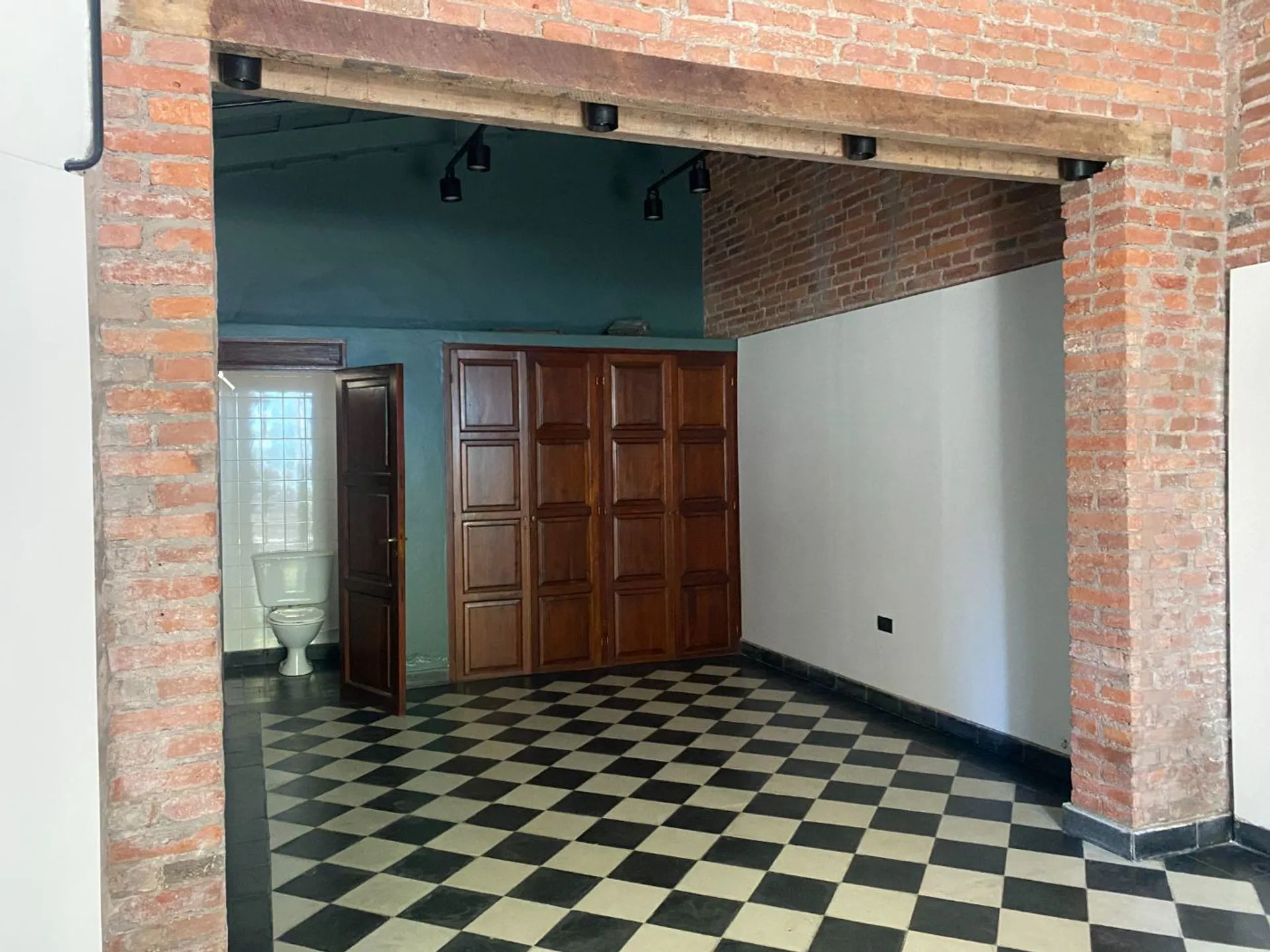 Alquiler de local comercial estudio macrocentro foto 5