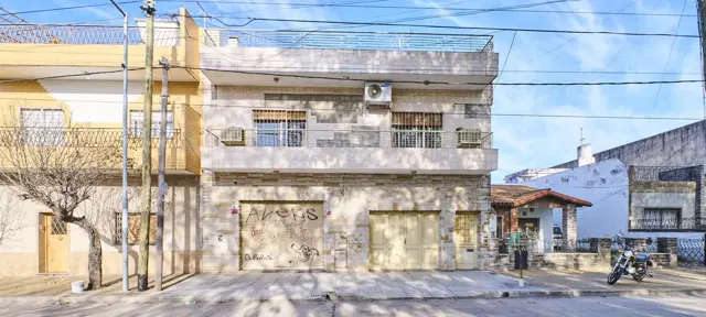 Venta Casa en Block en Lomas del Mirador con Dos PH Individuales de 3 Ambientes y Local Comercial