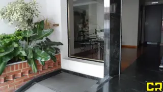 Magnifico piso de 5 ambientes con cochera cubierta y cuatro baños. foto 2