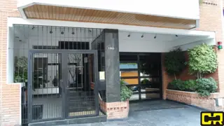 Magnifico piso de 5 ambientes con cochera cubierta y cuatro baños. foto 3