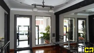 Magnifico piso de 5 ambientes con cochera cubierta y cuatro baños. foto 4