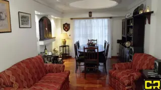 Magnifico piso de 5 ambientes con cochera cubierta y cuatro baños. foto 5