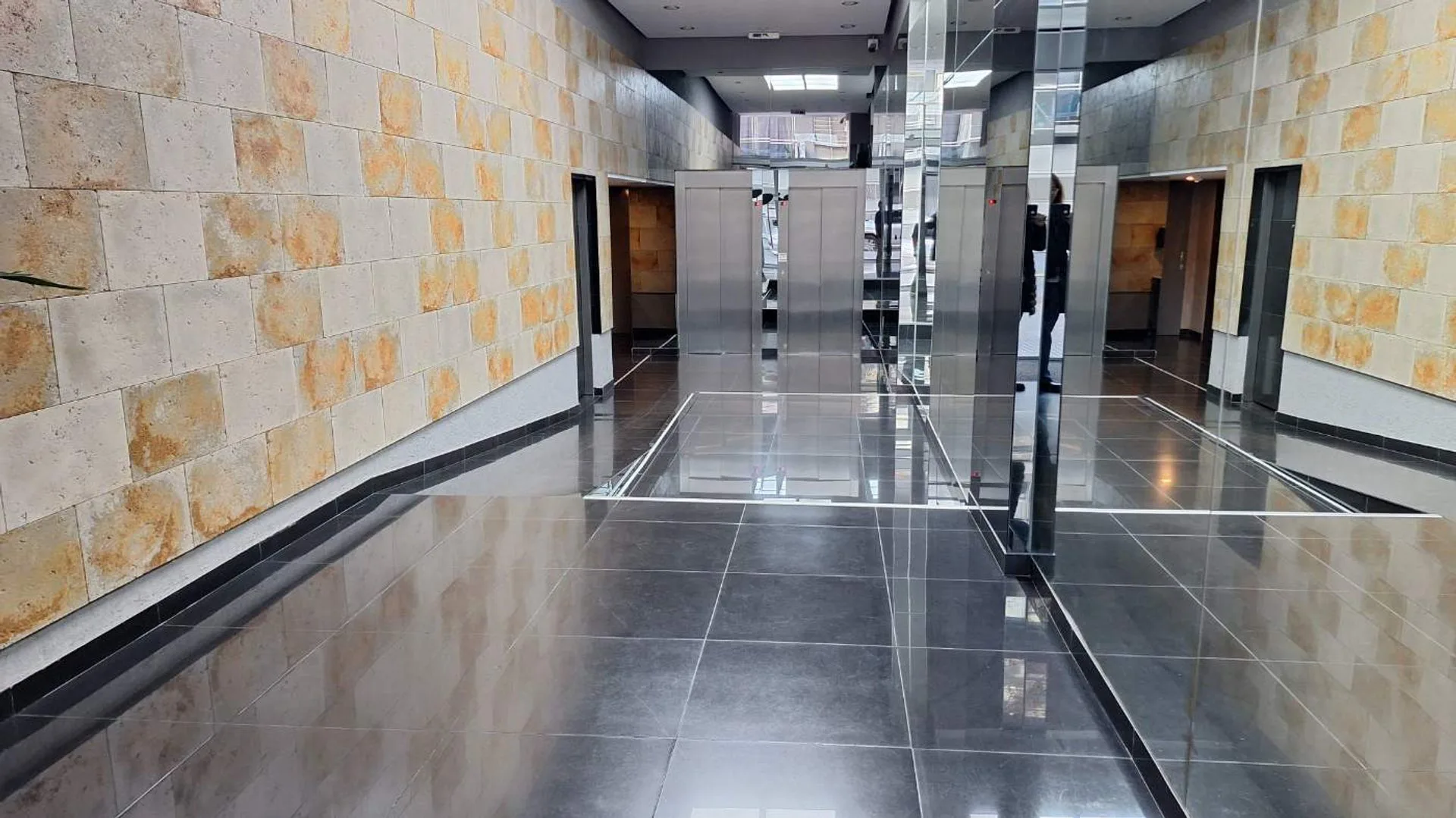 COCHERA CUBIERTA EN VENTA EDIFICIO VILLA URQUIZA foto 4