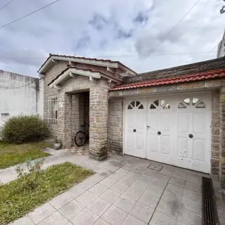 VENTA DE EXCELENTE CHALET 3 AMBIENTES CON COCHERA - LLAVALLOL foto 2