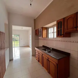 VENTA DE EXCELENTE CHALET 3 AMBIENTES CON COCHERA - LLAVALLOL foto 3