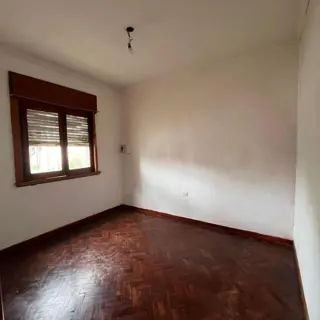 VENTA DE EXCELENTE CHALET 3 AMBIENTES CON COCHERA - LLAVALLOL foto 4