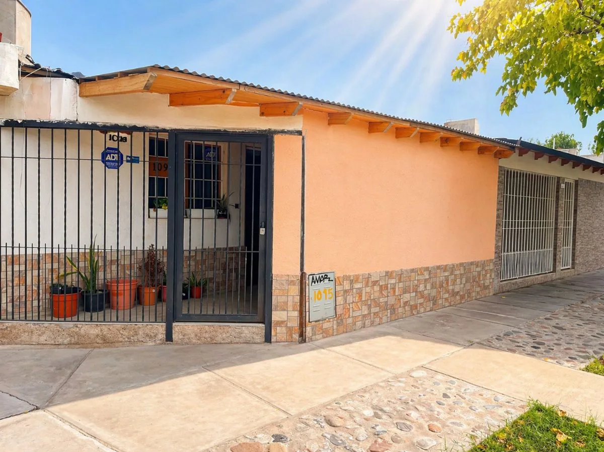 CASA EN VENTA - Barrio Brasil Godoy Cruz foto 2