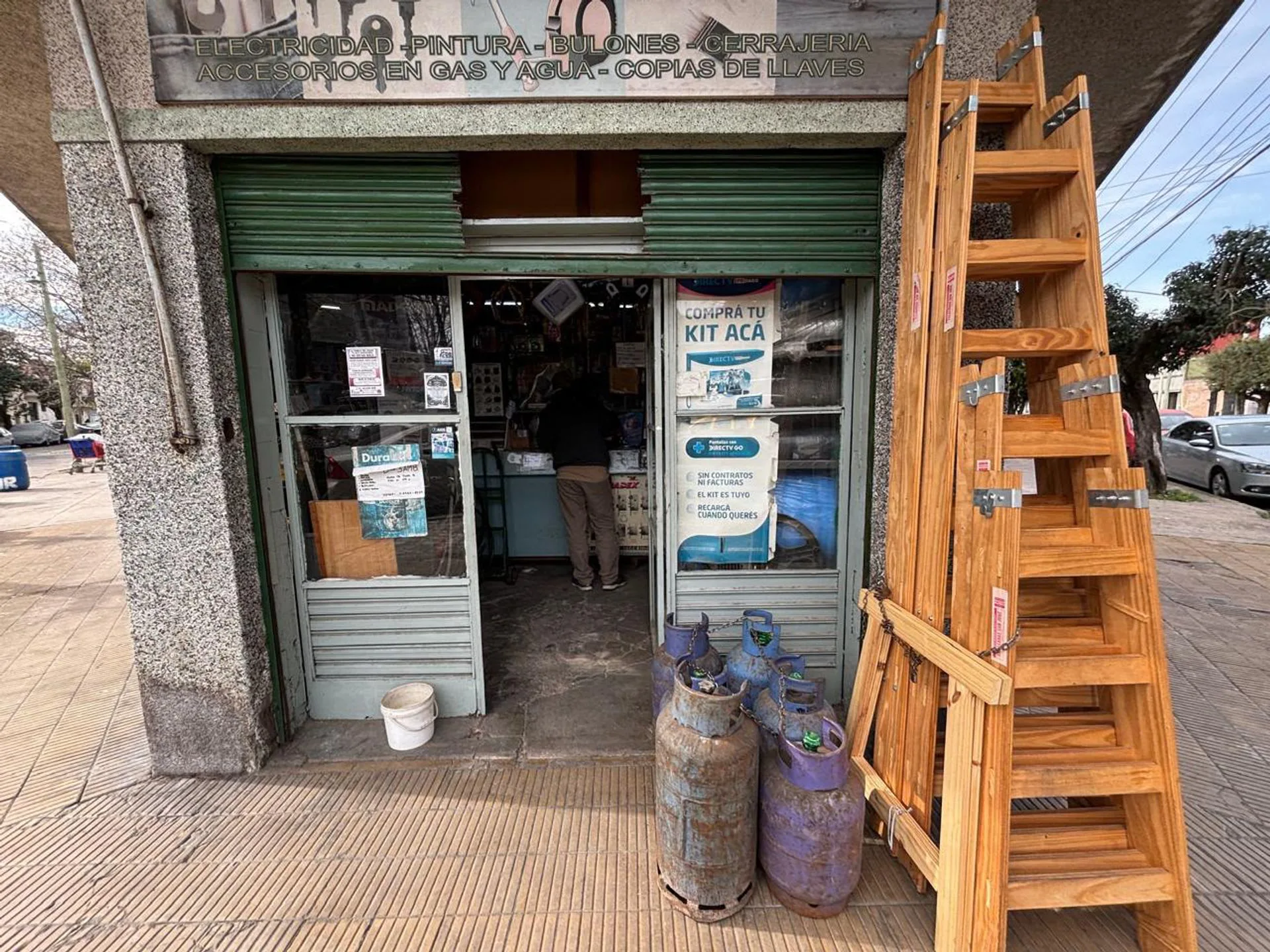 VENTA EN BLOCK 2 DEPARTAMENTOS Y LOCAL EN ESQUINA foto 2