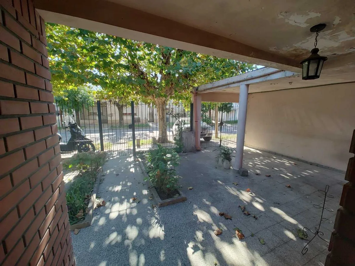 VENTA CASA 4 AMBIENTES, MORON, APTO CREDITO! foto 2