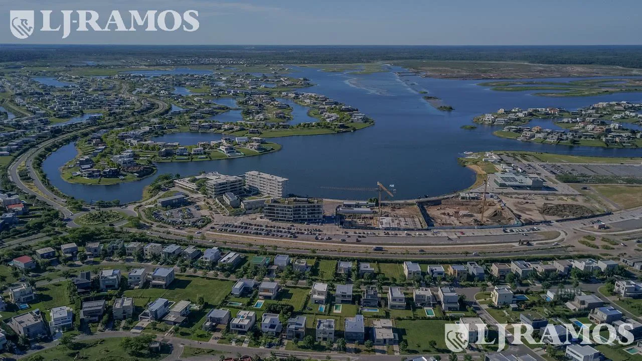 EXCELENTE LOTE AL LAGO EN EL BARRIO MARINAS DE PUERTOS DEL LAGO CENTRAL. ORIENTACION ESTE. foto 4