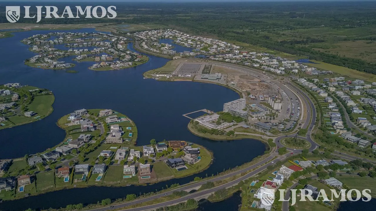 EXCELENTE LOTE AL LAGO EN EL BARRIO MARINAS DE PUERTOS DEL LAGO CENTRAL. ORIENTACION ESTE. foto 5