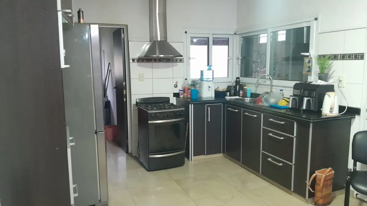 VENTA CASA 4 DORMITORIO CON PILETA VILLA MARIA foto 3