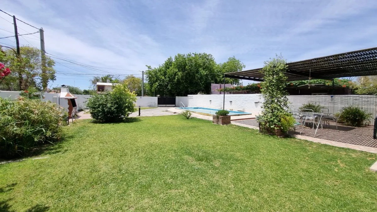 VENTA - Casa en Rivadavia c/Pileta. 3 Dormitorios. foto 2