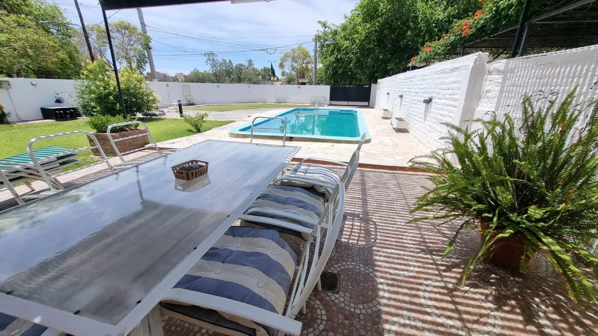 VENTA - Casa en Rivadavia c/Pileta. 3 Dormitorios. foto 4