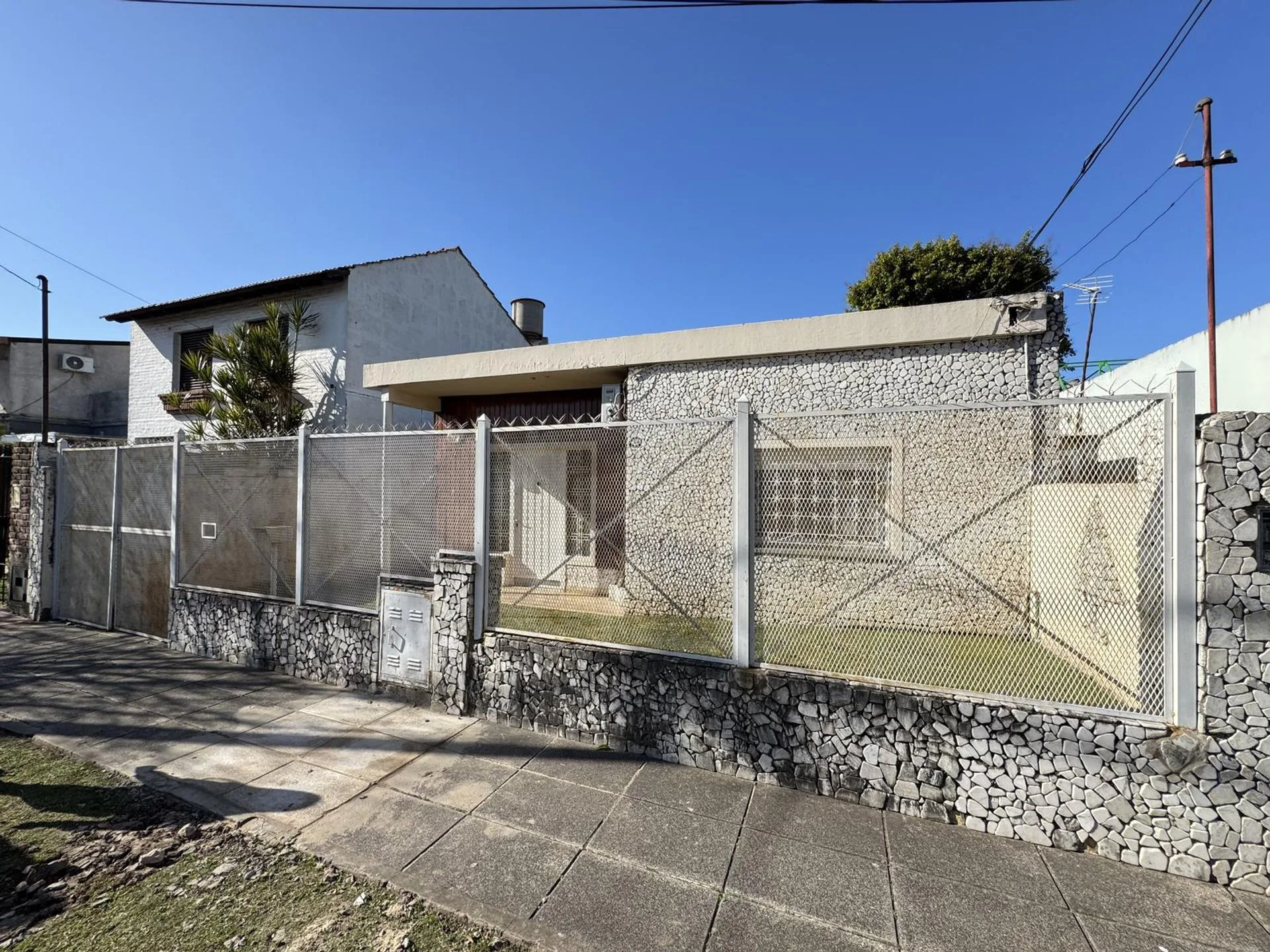 VENTA CASA 3 AMB MORON JARDIN  Y 2 COCHERAS foto 2