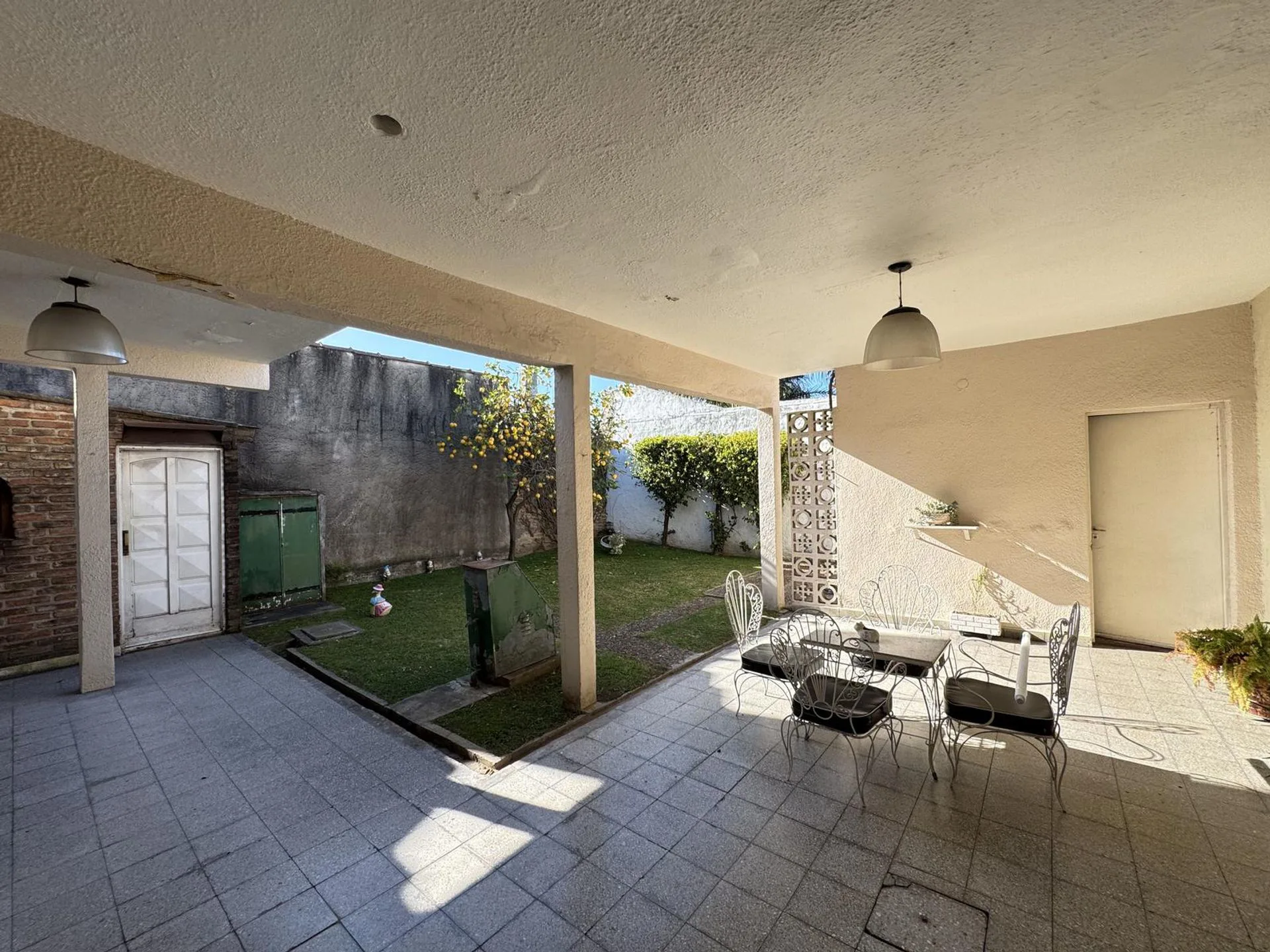 VENTA CASA 3 AMB MORON JARDIN  Y 2 COCHERAS foto 3