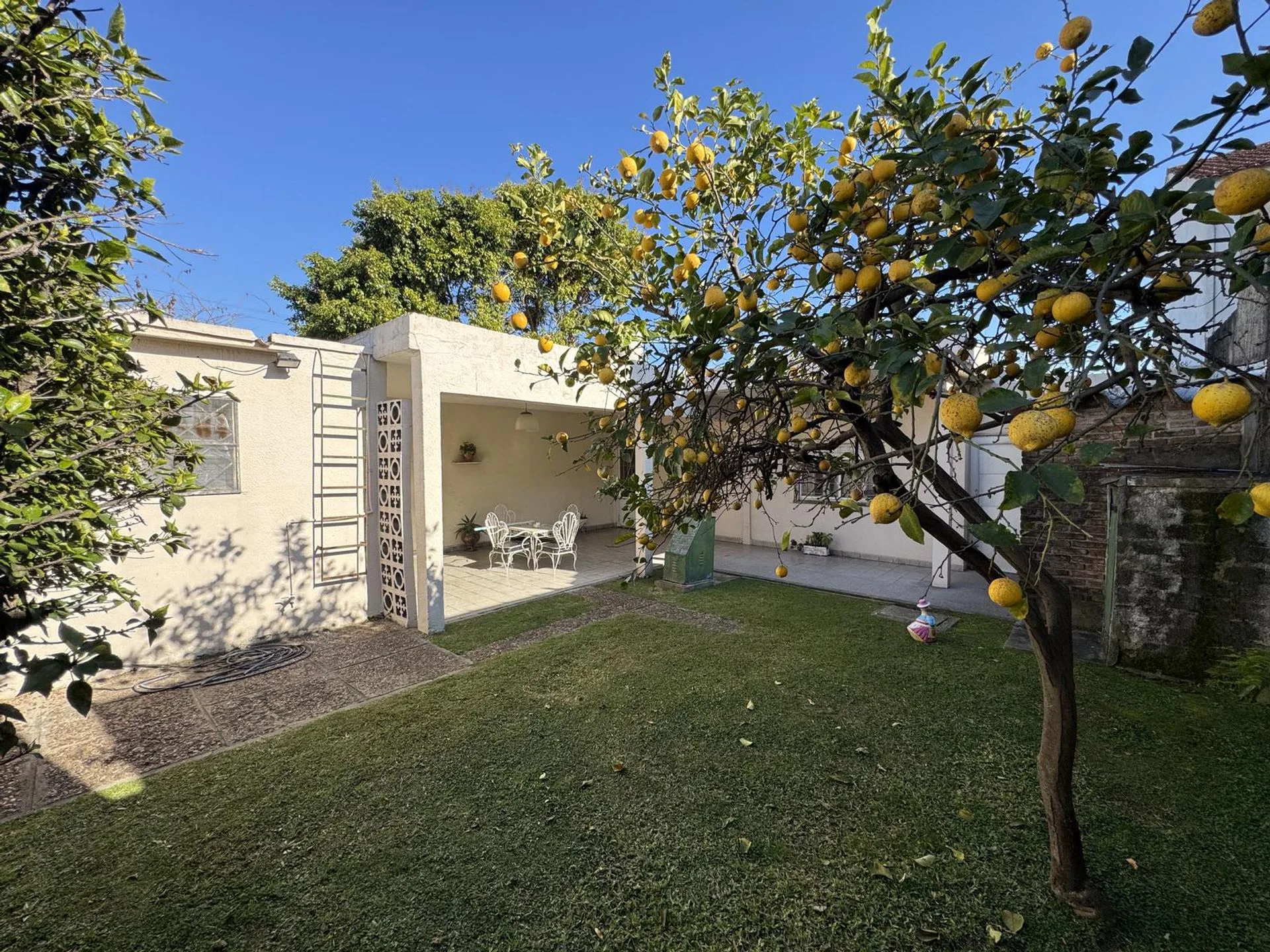 VENTA CASA 3 AMB MORON JARDIN  Y 2 COCHERAS foto 4