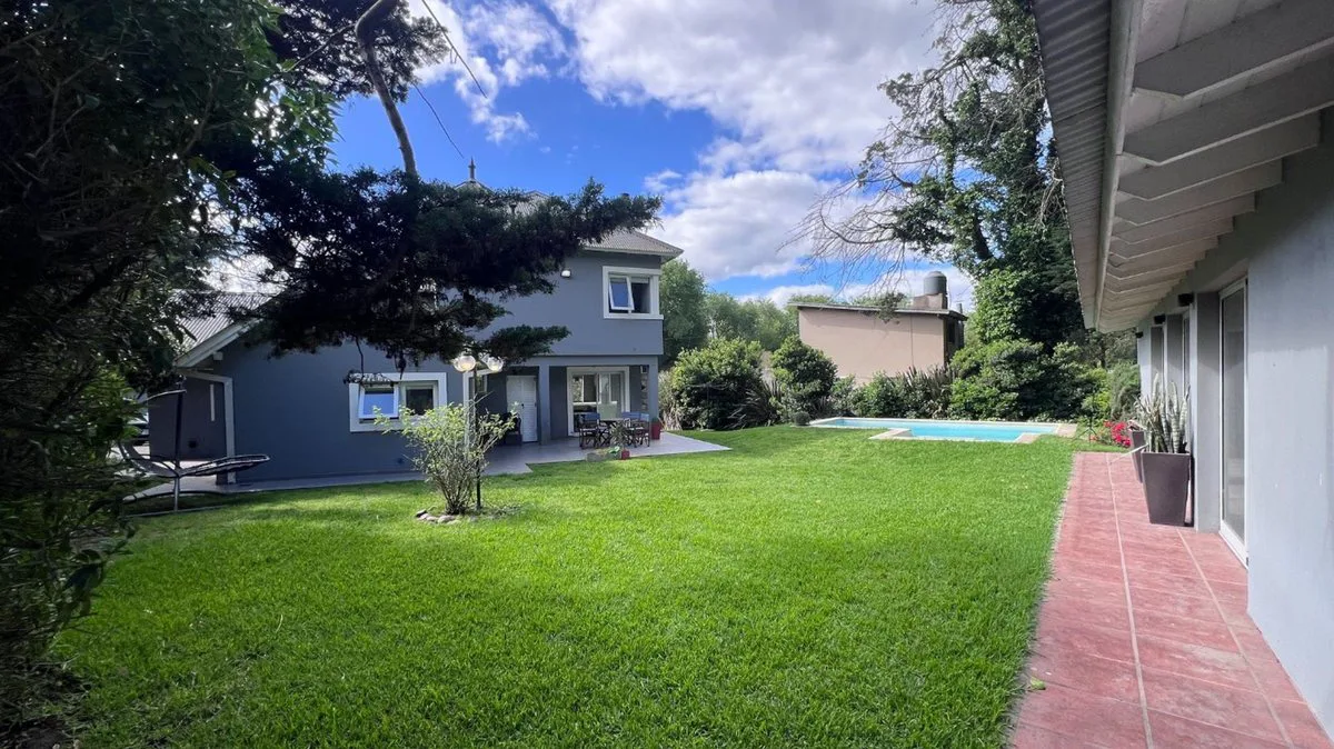 Venta casa 5 ambientes con pileta Colina Alegre foto 2