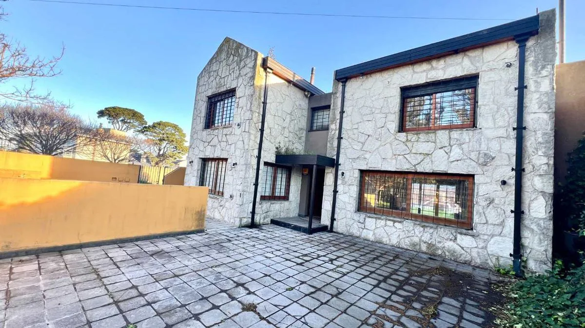 VENTA CASA 4 AMB 2 PLANTAS HIDROMASAJE GRAN PARQUE foto 3