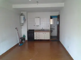 1 ambiente al frente con amplio balcón, primer piso por escalera. A doscuadras de la estación Ciudadela. foto 1