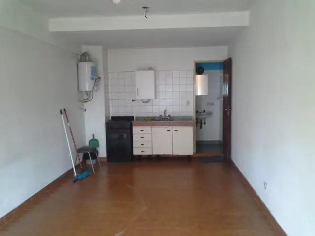 1 ambiente al frente con amplio balcón, primer piso por escalera. A doscuadras de la estación Ciudadela.