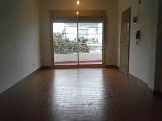 1 ambiente al frente con amplio balcón, primer piso por escalera. A doscuadras de la estación Ciudadela. foto 2