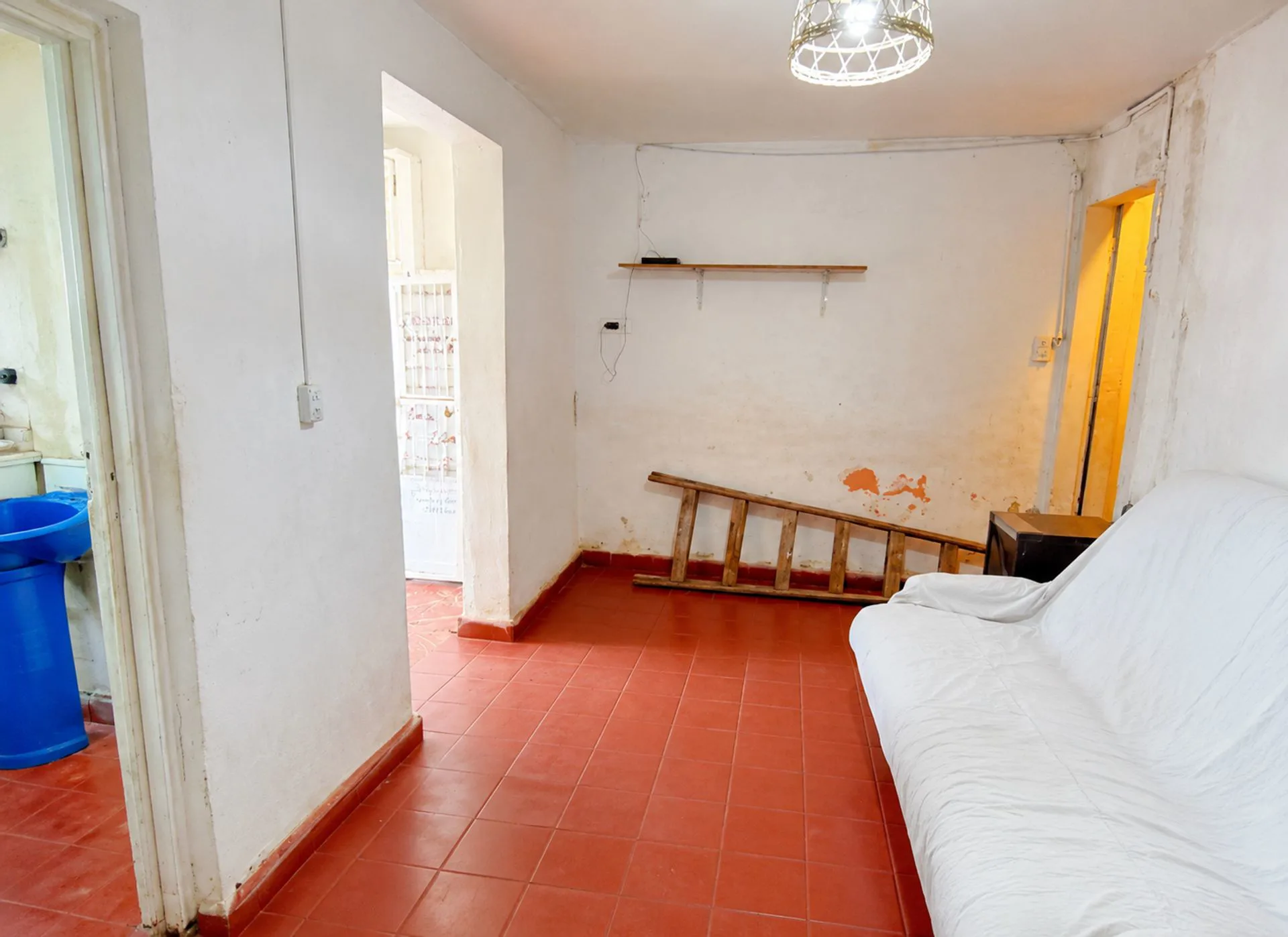 VENTA LOTE CON CASA A REFACCIONAR EN EL TALAR foto 2