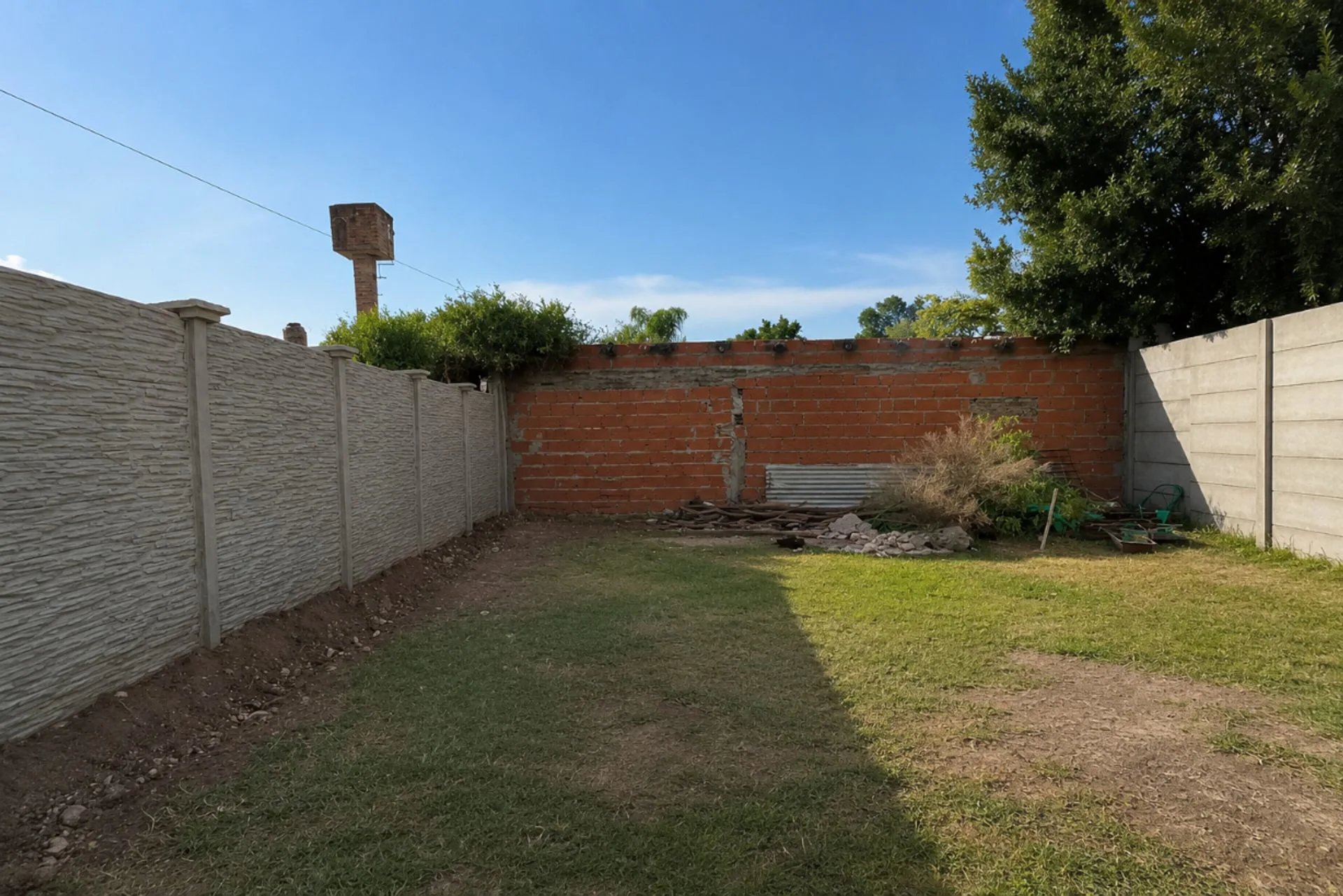 VENTA LOTE CON CASA A REFACCIONAR EN EL TALAR foto 5