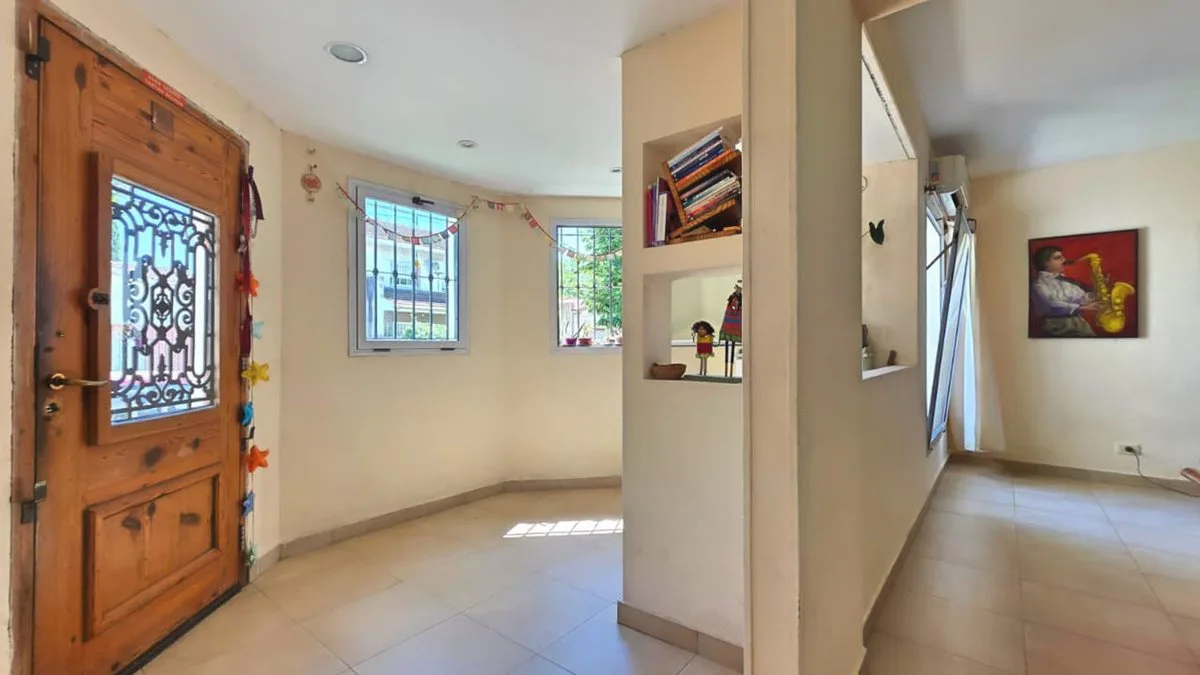 CASTELAR NORTE CASA VENTA 6 AMBIENTES JARDIN LUZ foto 3