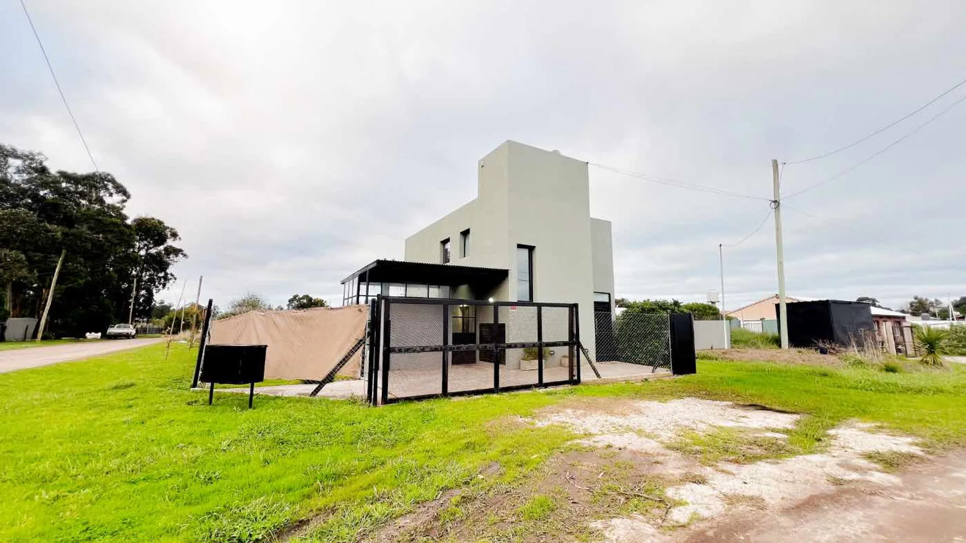 VENTA CASA 5 AMBIENTES + MONOAMB. LOS ACANTILADOS foto 2