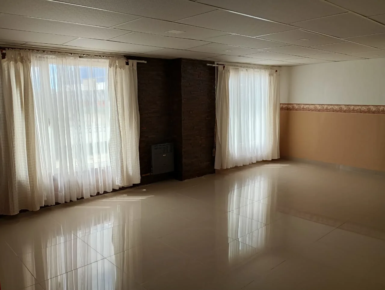 ALQUILER – CASA 5 DORMITORIOS – BARRIO C.A.P. foto 2
