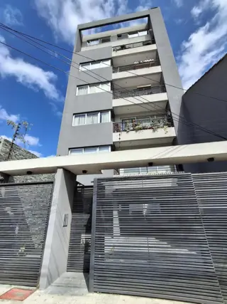 DEPARTAMENTO DE 2 AMBIENTES C COCHERA EN BANFIELD. foto 1