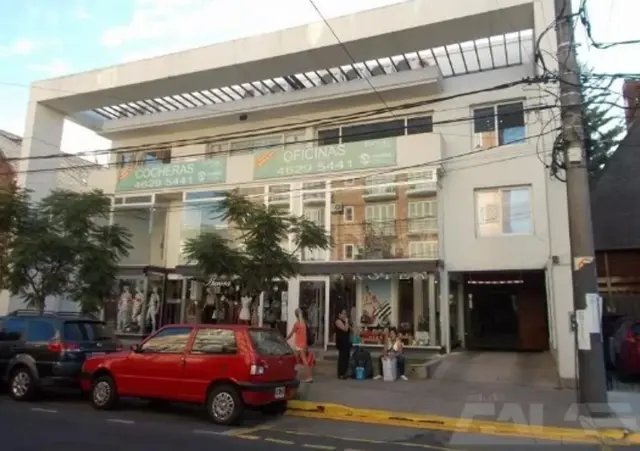 SE VENDE COCHERA EN EDIFICIO DE CATEGORÍA EN PLENO CENTRO COMERCIAL DE CASTELAR