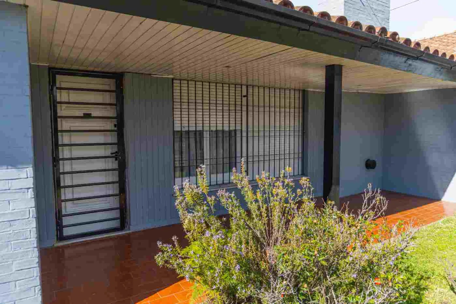 Casa 5 ambientes venta en Adrogué con departamento foto 2