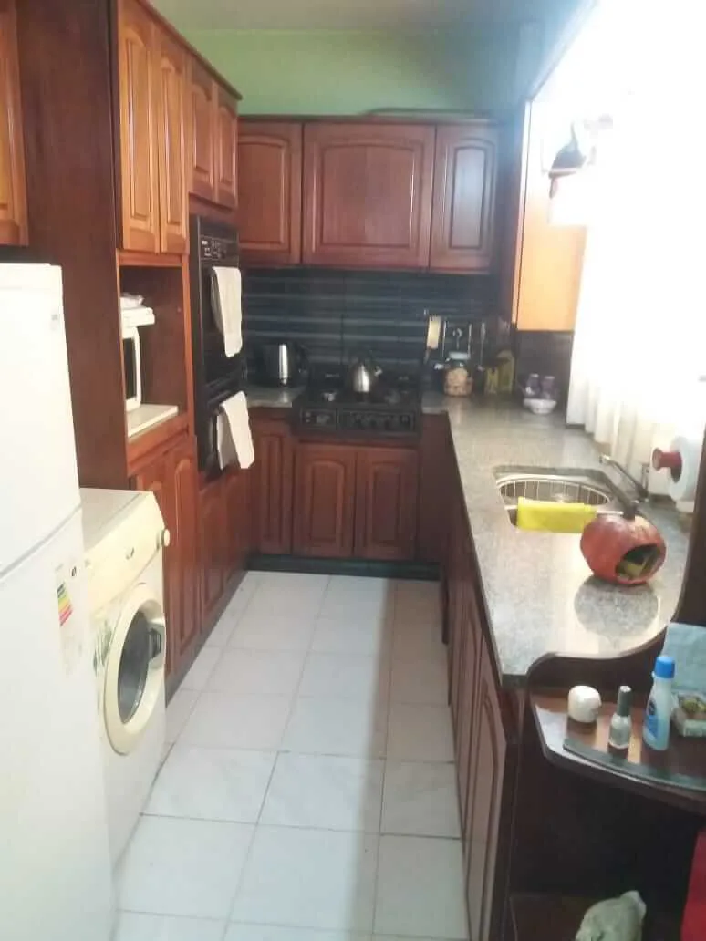 Departamento de 2 ambientes al contra frente, por escalera con terraza parrilla y quincho completo foto 2