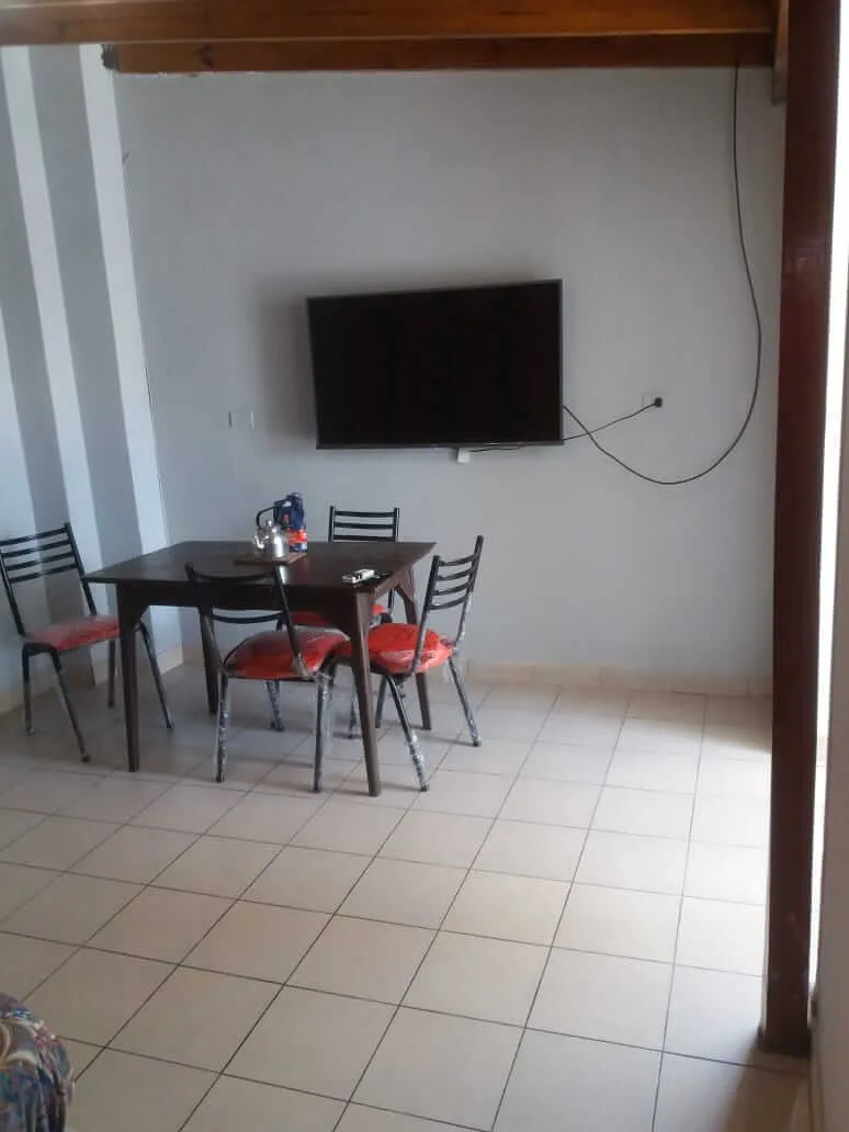Departamento de 2 ambientes al contra frente, por escalera con terraza parrilla y quincho completo foto 3