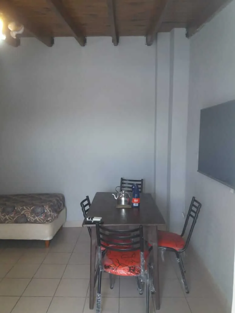 Departamento de 2 ambientes al contra frente, por escalera con terraza parrilla y quincho completo foto 4