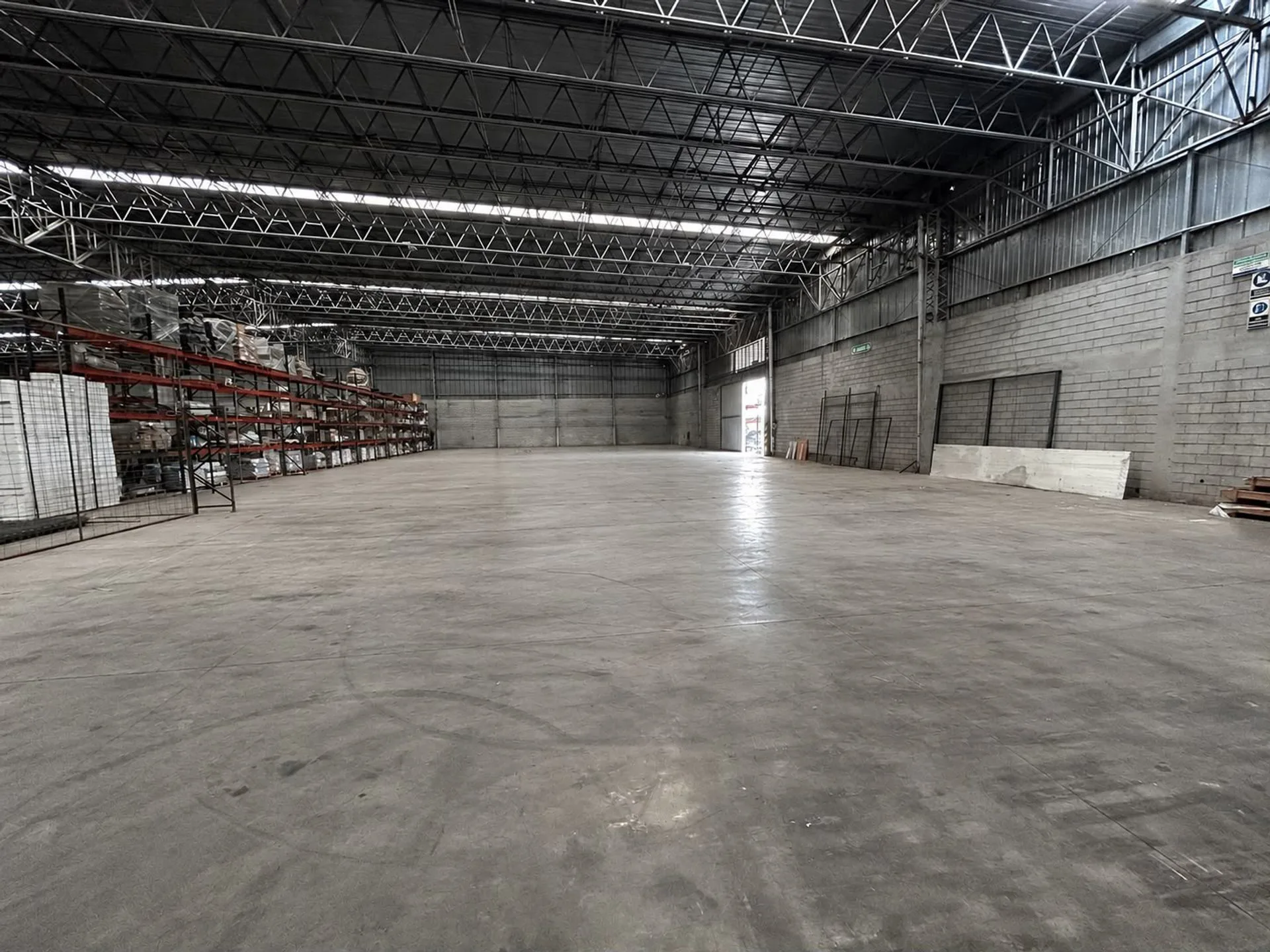 ALQUILER GALPÓN 800m2 CIRCUNVALACIÓN ZONA NORTE foto 2