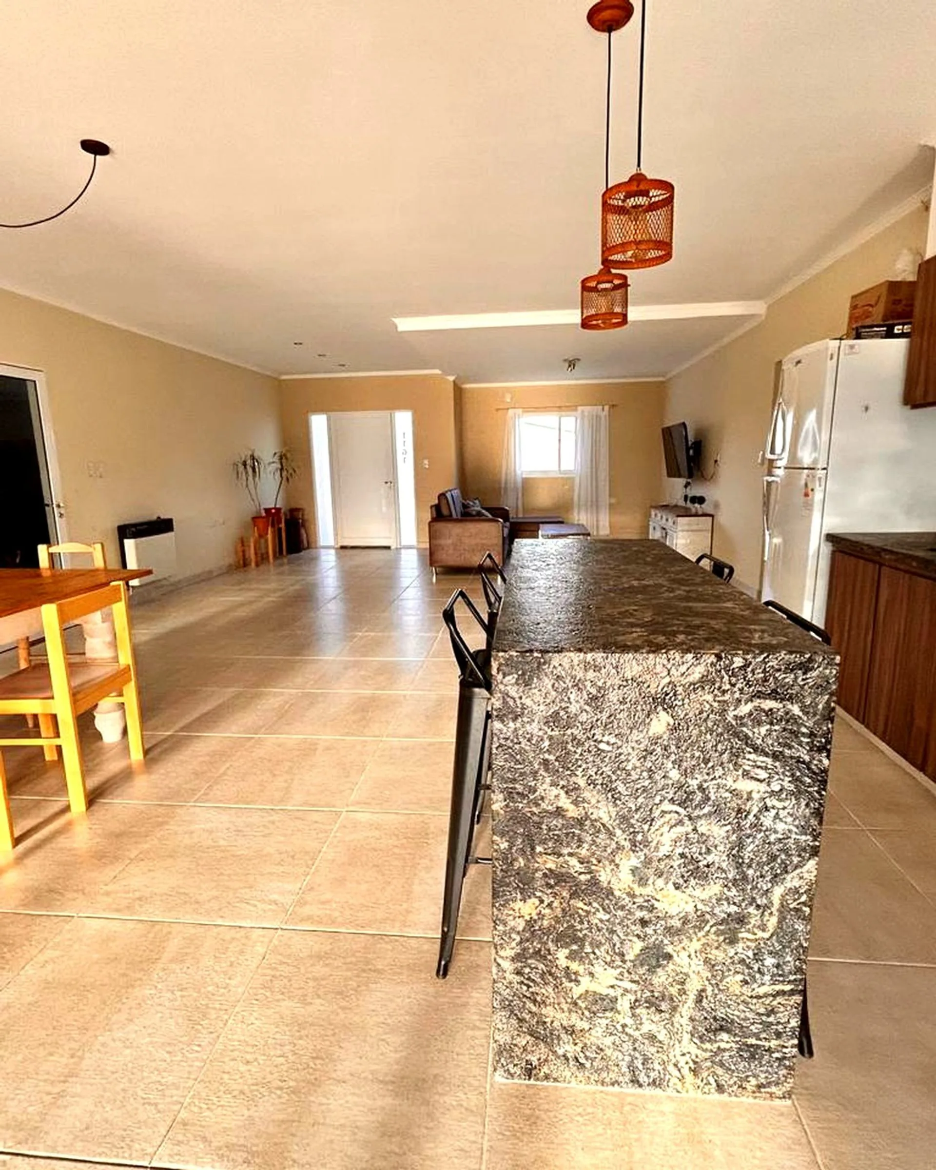 CASA EN VENTA 2 DORM PILETA Y GRAN TERRENO foto 3