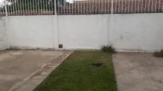 EXCELENTE CASA CON LOCAL EN BARRIO RESIDENCIAL foto 1