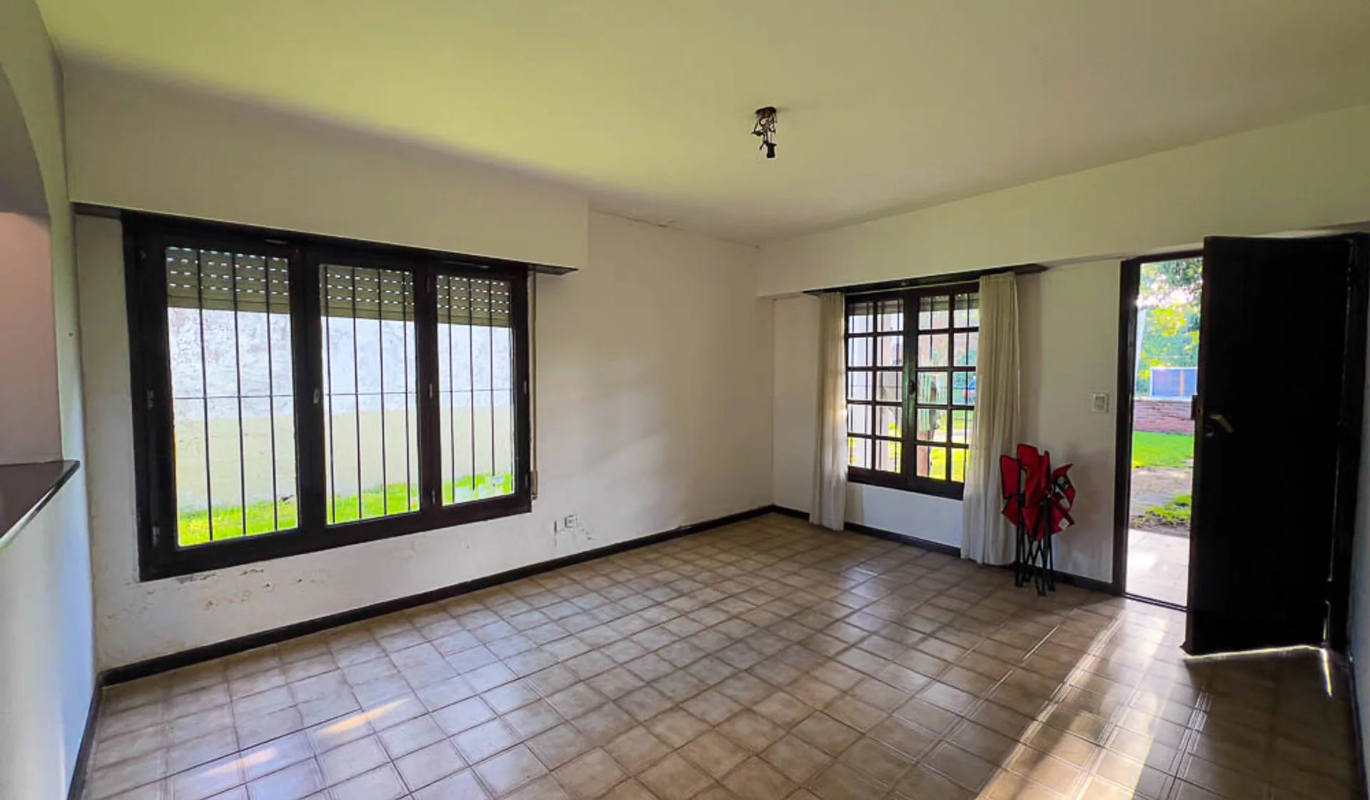 VENTA CASA 3 AMBIENTES  CON PARQUE foto 2