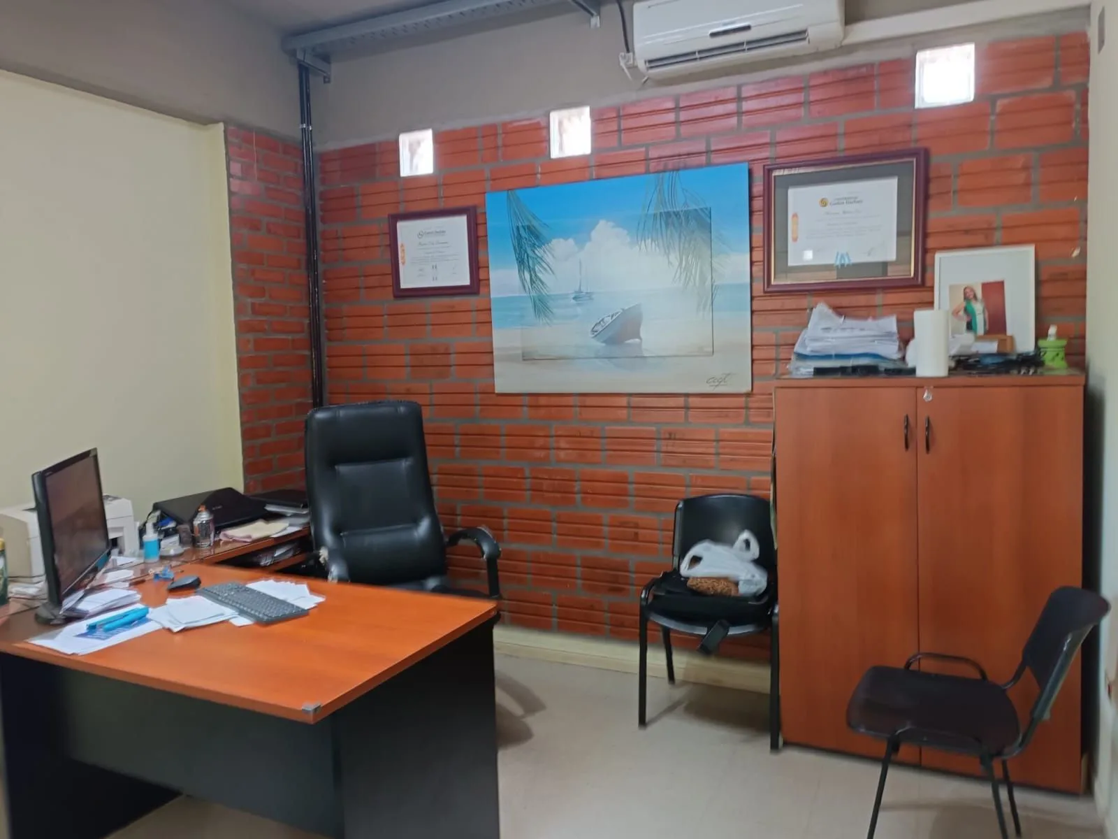 Vendo o Permuto Edificio y local Comercial centrico de 3 plantas Oficinas Deposito. Unidad Funcional foto 3