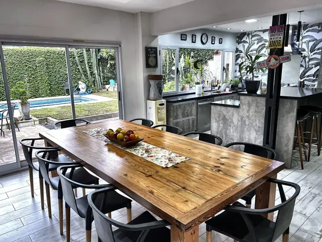 Casa de 6 ambientes en 2 plantas con parque y pileta