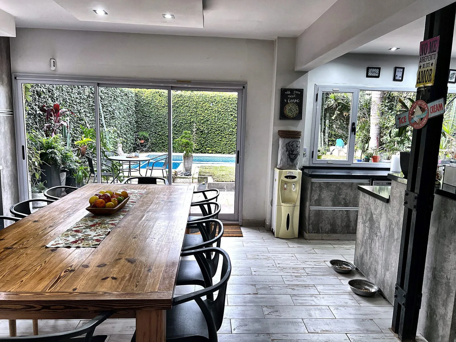 Casa de 6 ambientes en 2 plantas con parque y pileta foto 5
