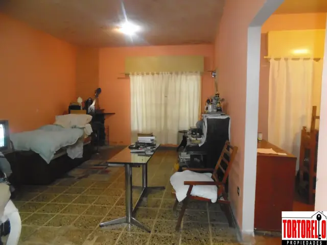 Chalet en venta 3 ambientes, Ituzaingo Sur, a 10 cuadras de la estación de San A. de Padua. Sobre 2 lotes.