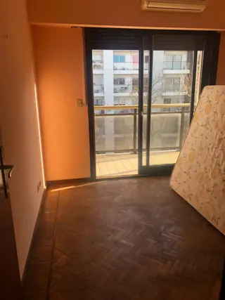 Venta departamento. Piso de 4 ambientes al frente con Balcón. Parque Patricios. foto 3